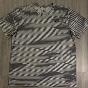 Nike Dri Fit Mens XL Athletic T Shirt Gray Geometric Print Short Sleeve Tee